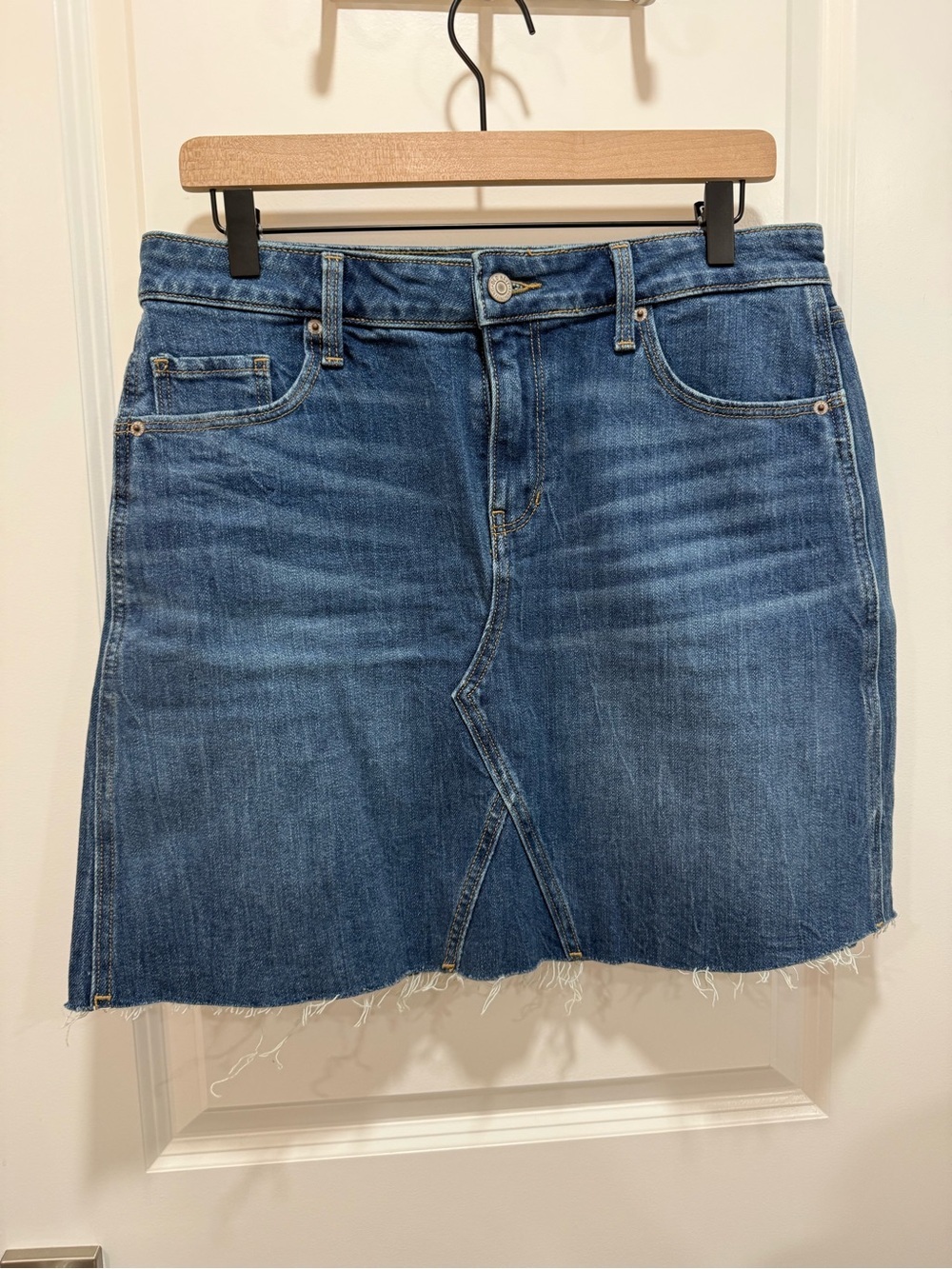 Old Navy Blue Denim Mini Skirt with Frayed Hem Size 8 Classic Casual Americana